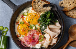 Eggepanne med kalkunskiver, spinat, feta og løk