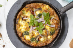 Frittata med kyllingbacon feta og brokkoli