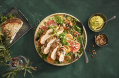 Slik lager du kalkunfilet med julekrydder og appelsinsalat