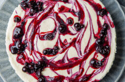 Iskake med hvit sjokolade og solbær