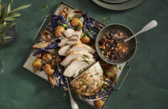 Slik lager du kalkun med rødkål hasselnøttsmør og ovnsbakte småpoteter