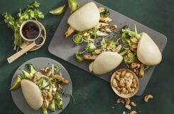 Slik lager du kalkun og varm salat servert i Bao brød