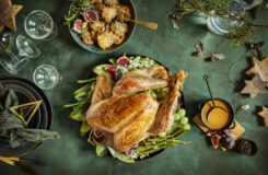 Slik lager du hel kalkun med syrlig stuffing, fløtesaus og cruncy poteter