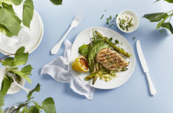 Kyllingfilet med grillet kål, asparges og urtesmør