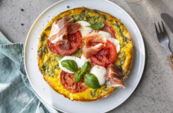 Omelett med tomat og basilikum