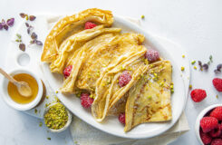 Slik lager du pannekaker med bringebær og pistasj