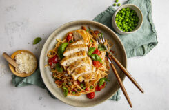 Slik lager du pasta med strimlet kylling