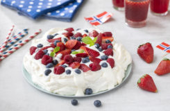 Slik lager du 17. mai Pavlova i rødt, hvitt og blått