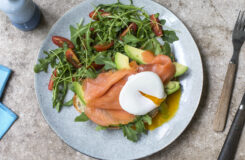 Posjert egg med laks og avokado