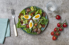 Potetsalat med kokt egg bønner og kyllingbacon