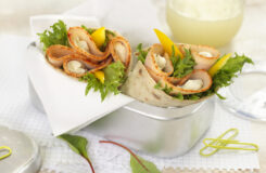 Wrap med kyllingpålegg, kremost og paprika