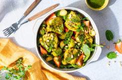 Salat med grillet lårfilet, jordbær og bakte poteter