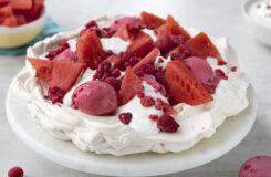 Sommerlig pavlova med melon og sorbet