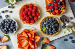 Slik lager du bærterte med myk vaniljekrem med egg