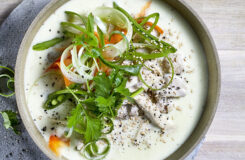 Thaisuppe med kyllinglårfilet