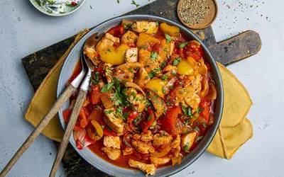 Slik lager du kyllinggryte med tomat og paprika