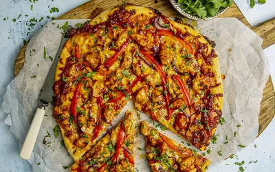Pizza med barbeque-kylling